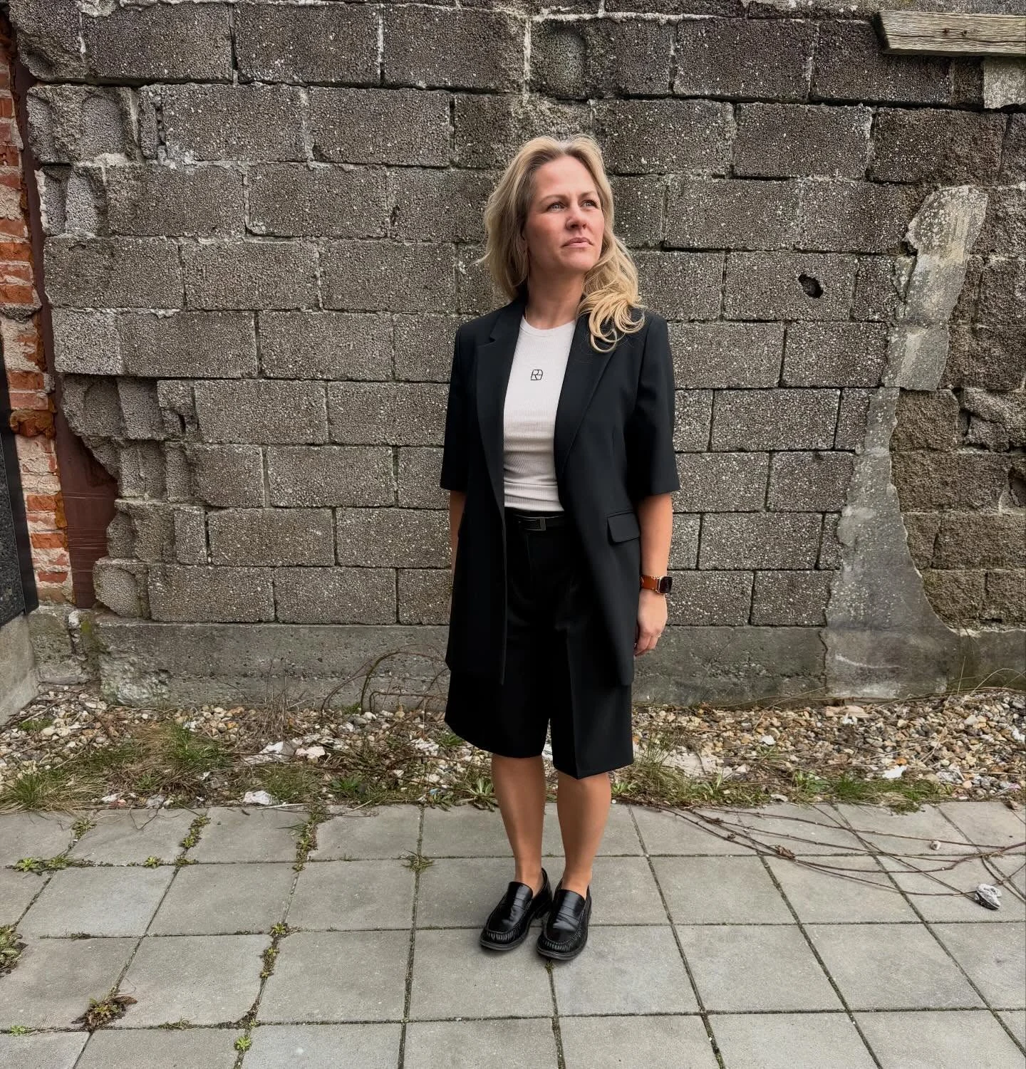 Sort damesæt med blazer og shorts