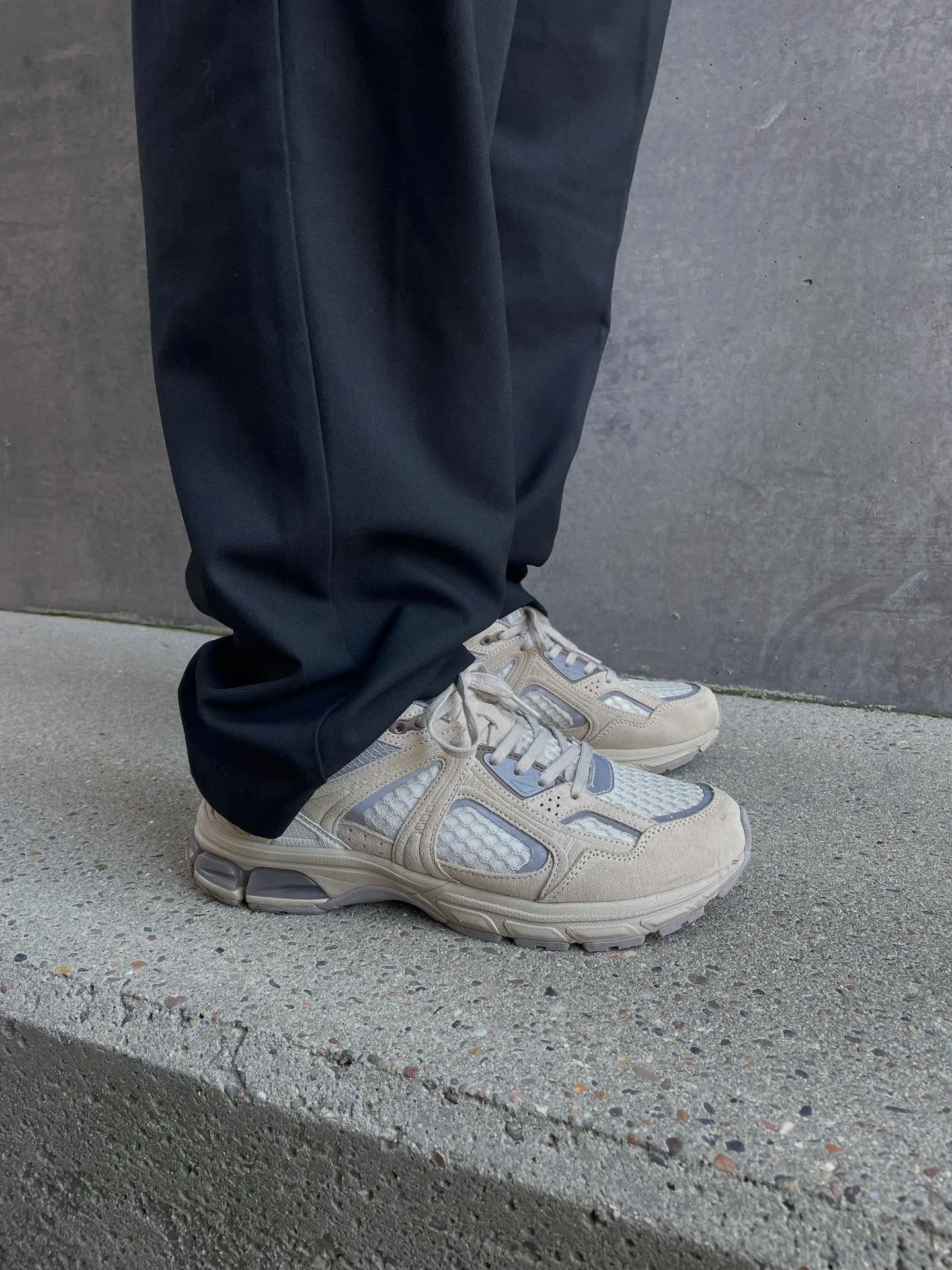 Sneakers og bukser fra HUSET