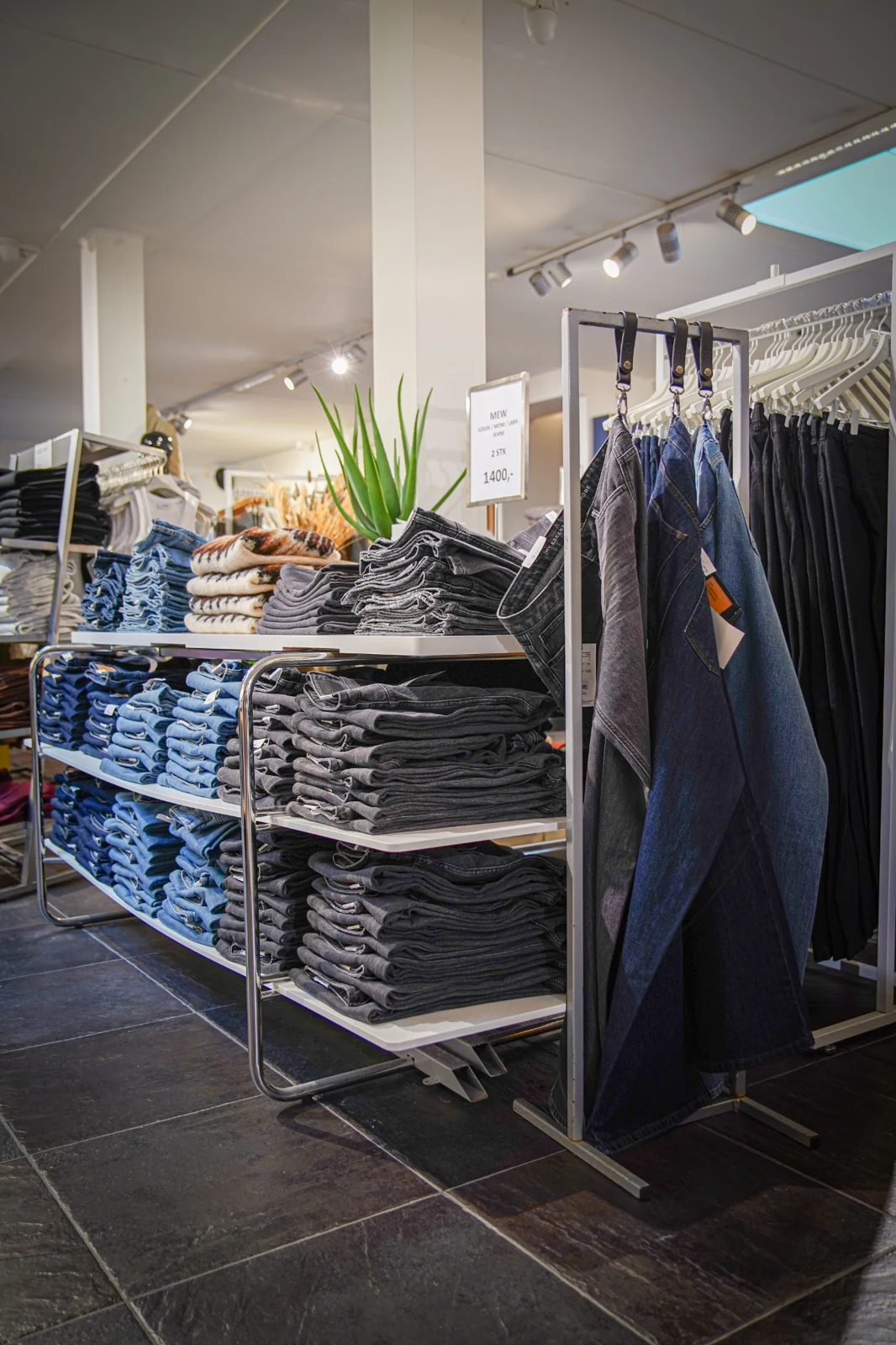Tøjstativer og brands hos HUSET